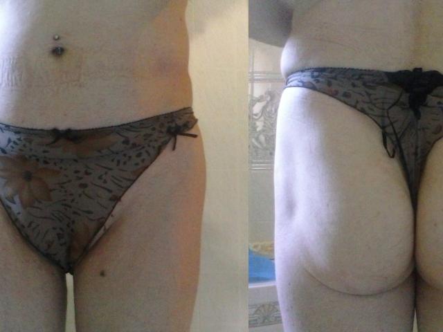 La peau pâle d'Hermeline et son petit nombril visible, vêtue de culottes transparentes noires, révélant ses fesses et ses parties intimes de l'avant et de l'arrière. Ses fesses sont légèrement rondes..