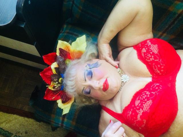 LoriKiss - Chat live porno avec une Femme mature blonde doré sur le site X Love Cam 