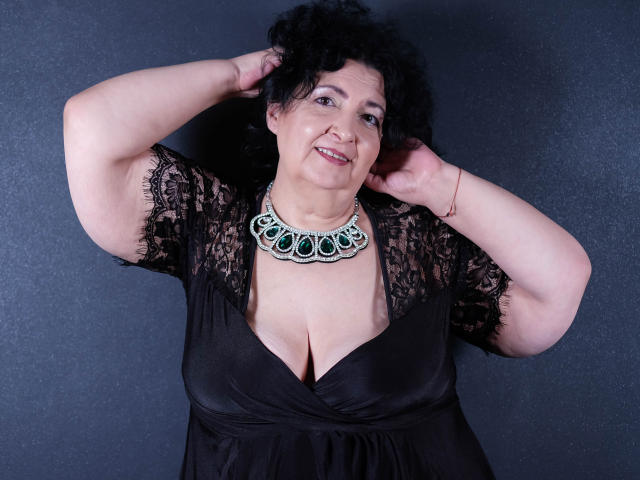 MatureDora - Web cam hot with this dark hair Lady over 35 