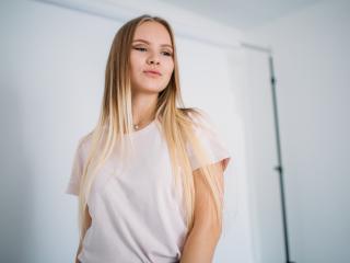 LensaKiss - Web cam x with a slender build Young lady 