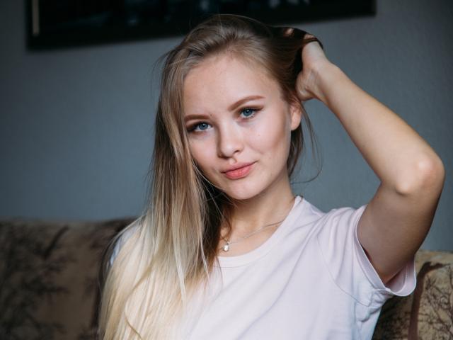 LensaKiss - Webcam porn with a sandy hair Young and sexy lady 