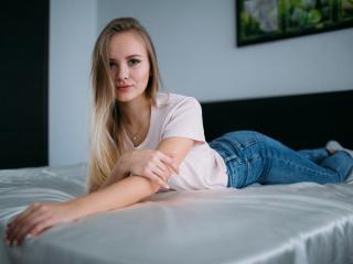 LensaKiss - Webcam live exciting with a golden hair Girl 