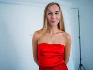 LinsyStrawberry - Live chat nude with this platinum hair Hot babe 