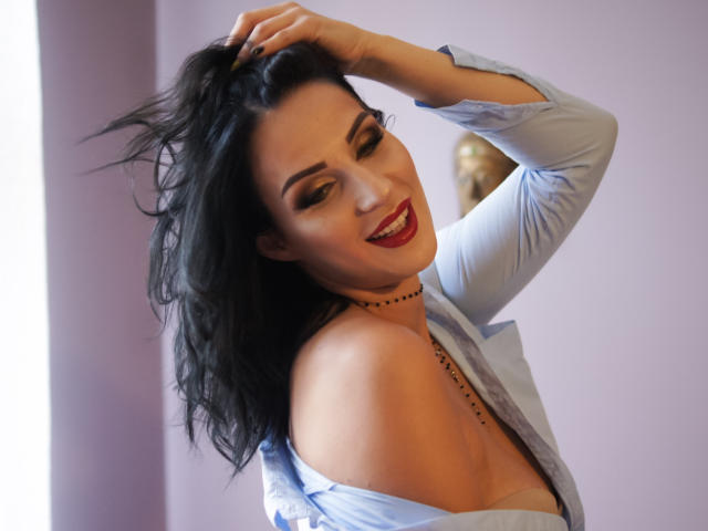 QueenCornelia - Live chat sex avec une Superbe jeune bombe très sexy à la crinière brune sur XloveCam 