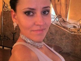 Larianna - Webcam live nude with this regular chest size Girl 