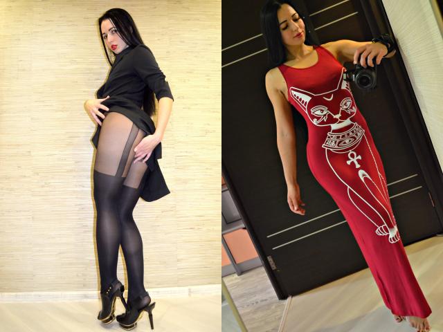 RoseCream en robe noire, avec des bas transparents et des talons hauts, montrant son jarretière noire et ses fesses. RoseCream en robe rouge avec un motif blanc, tenant un appareil photo, debout près de la porte..