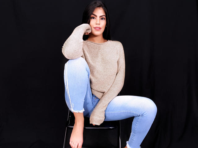 AllisonCarter - Live chat hard avec une étonnante maîtresse hot à la chevelure noire sur le site XloveCam 