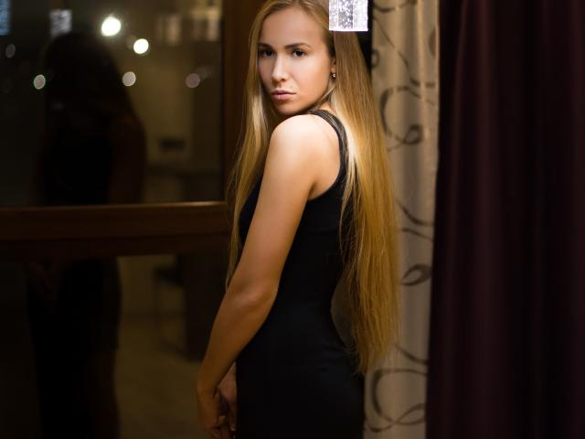 LinsyStrawberry - Show live sex avec cette Magnifique jeune jeune model hot européenne sur le site Xlove 