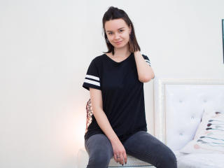 ErartaShy - Chat live sexy with this average hooter 18+ teen woman 