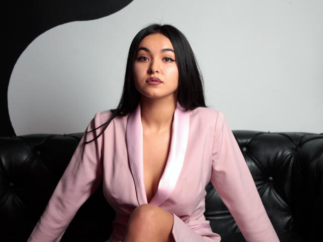 MarikaApril - Chat xXx avec cette jeune model très sexy avec de beaux gros nichons  