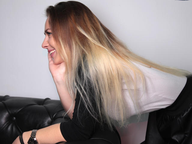 LexieRoze - Chat exciting with this red hair College hotties 