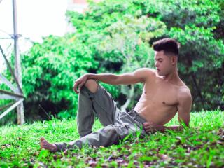 DerrickBigX - Cam xXx avec un Homme avec le sexe complètement rasé  