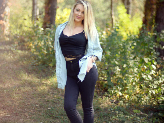 EvetteMeraud - Cam en direct avec une Ravissante jeune model sexy blanche  