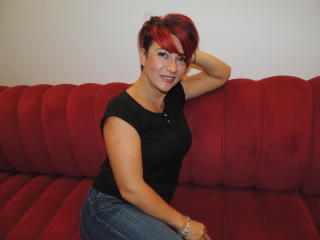 EllenShy - online chat exciting with a muscular body Young lady 