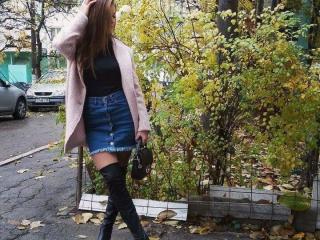 Alanda - chat online hot with this Young lady with regular tits 