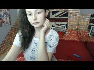 LouisaCurly - Webcam live en direct avec une étonnante jeune nana hot à la plastique gracieuse sur le site Xlovecam 