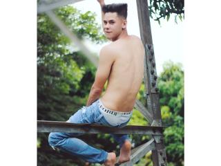DerrickBigX - Show excitant avec un Homo aux cheveux bruns foncés sur le site XloveCam 
