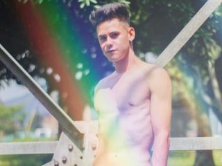 DerrickBigX - online chat hard with this charcoal hair Horny gay lads 