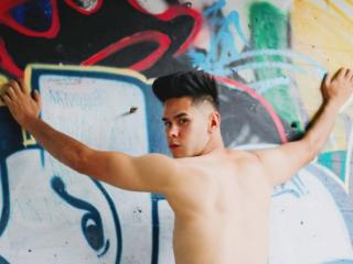 DerrickBigX - online chat nude with this Horny gay lads with muscular physique 