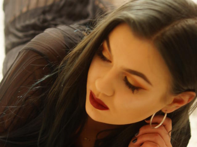 OneRACHEL - Cam sexy with a brown hair 18+ teen woman 