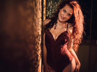 AmmyaRaquel - Live intime avec cette Divine camgirl bien roulée à la chevelure brune sur le site Xlovecam.com 