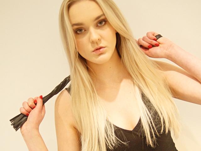 ArianaHottyX - Web cam intime avec une étonnante jeune model en chaleur avec des cheveux blonds naturels sur la plateforme XloveCam 
