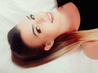 GlloryLyzzy - Live chat porno avec cette Ravissante nana hot maigrichonne sur Xlove 