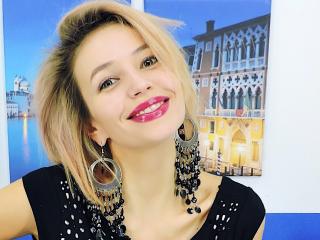 AlanaCox - Live nude with this shaved private part Girl 