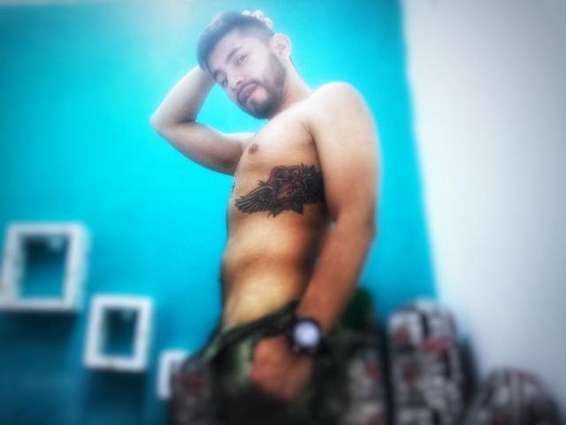ChrisPrettyBoy - Live chat xXx with this Horny gay lads with an athletic body 