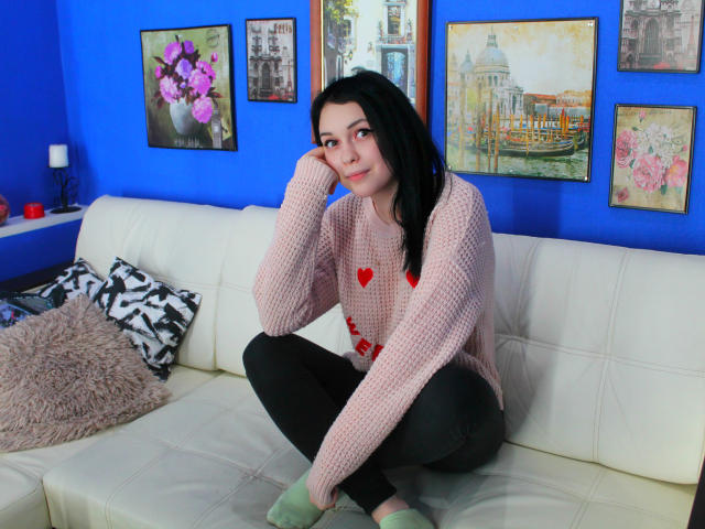 ShowWhiteX - Web cam sexy with this shaved pubis Sexy girl 