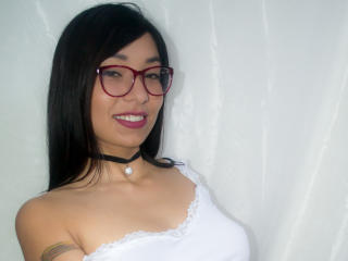 AquilaRain - Web cam sexe avec une Resplendissante jeune nana en chaleur avec des cheveux bruns foncés sur le site Xlovecam 