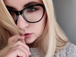 YummyDolly - Webcam hard with this shaved pussy 18+ teen woman 