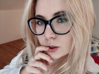 YummyDolly - Chat live exciting with this shaved vagina Hot chicks 