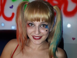 BlondDoll - Chat live porno avec une étonnante jeune maîtresse sexy ayant le sexe entièrement rasé sur le service Xlovecam.com 