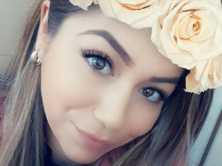 Lygia - Show hot avec cette Sublime jeune créature très sexy à la poitrine parfaite sur le service X Love Cam 