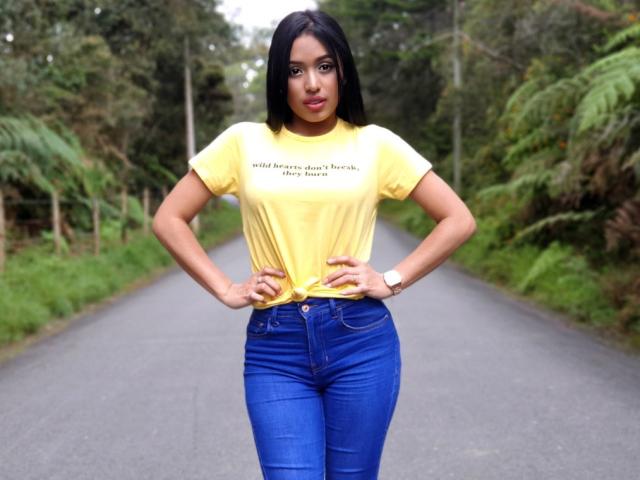 Sharlotthe - Webcam x avec cette éblouissante jeune model bien roulée épilée sur la plateforme Xlove 