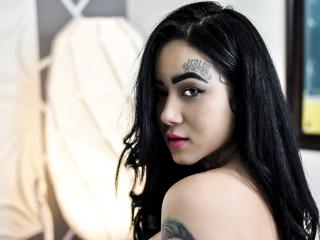 SenoritaRoja - Webcam live hot avec cette Resplendissante femme très sexy avec le sexe complètement rasé sur X Love Cam 
