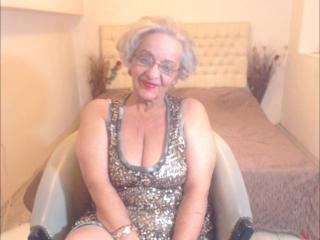 DivaDiamonds - Chat cam sexy with a bubbielicious MILF 