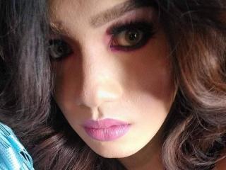 CuteHotMistress - Webcam sexy avec une Trans à la crinière noire  