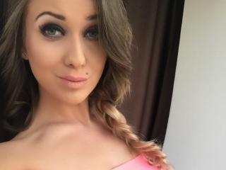 AmaSun - chat online x with a White 18+ teen woman 