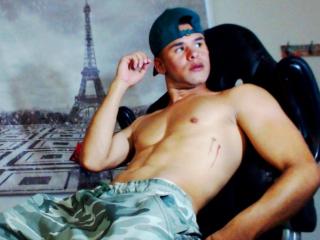 DerrickBigX - Webcam live xXx avec ce Homo d'amérique latine sur X Love Cam 