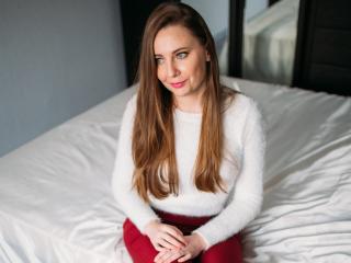 OllyStrawberry - Chat sexy with this Young and sexy lady with average hooters 