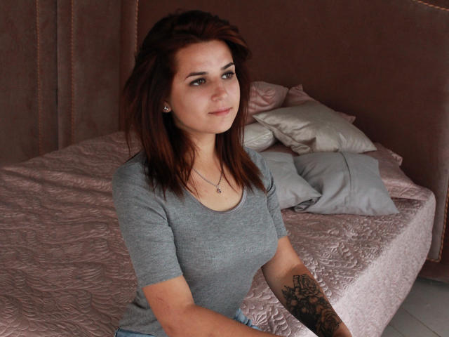 KatelinRed - Webcam sexy with this chocolate like hair Young and sexy lady 