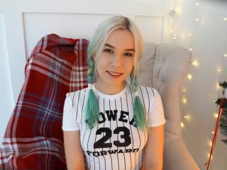 GirlsCrew - Chat cam x with this shaved private part Woman that love other woman 