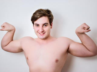 BrockHot - Live porno avec ce Homo au corps à la musculature impressionnante sur le site Xlove 