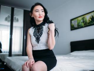 TellaKiss - Chat x with a shaved vagina Girl 