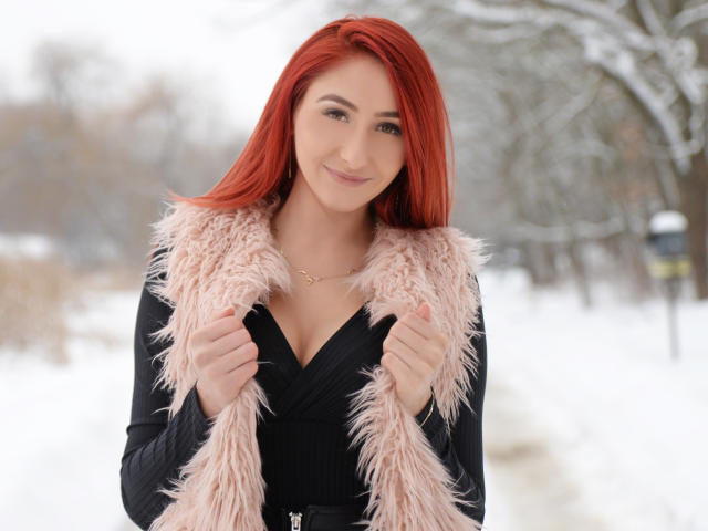 IrisVenetta - Show sexy avec une étonnante beauté en chaleur à la chevelure rousse  