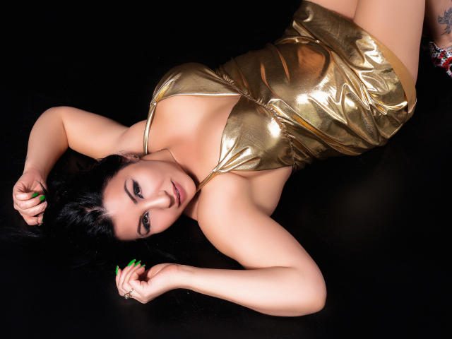 BigClitMILF - Webcam live sex avec cette Cougar rasée sur le site Xlovecam.com 