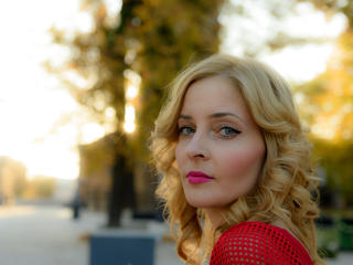 SoleildeNuit - Show live hot with a Hot babe with average hooters 