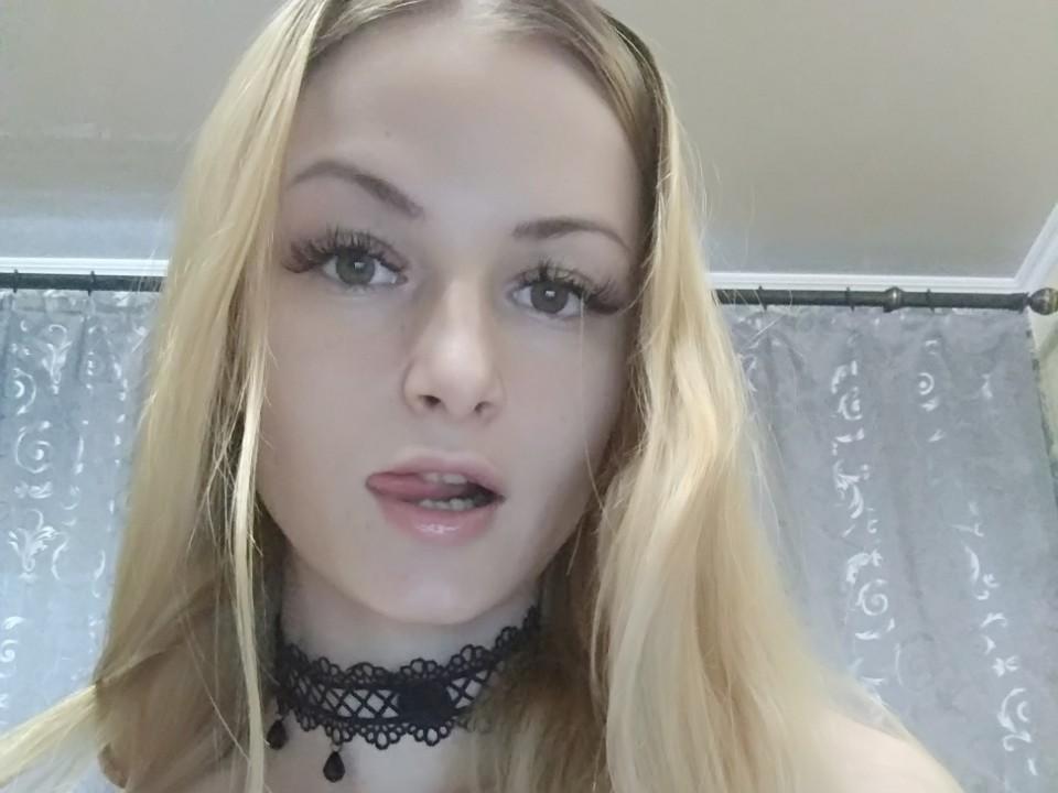 LucylightSun - Video chat sex with a golden hair Young lady 